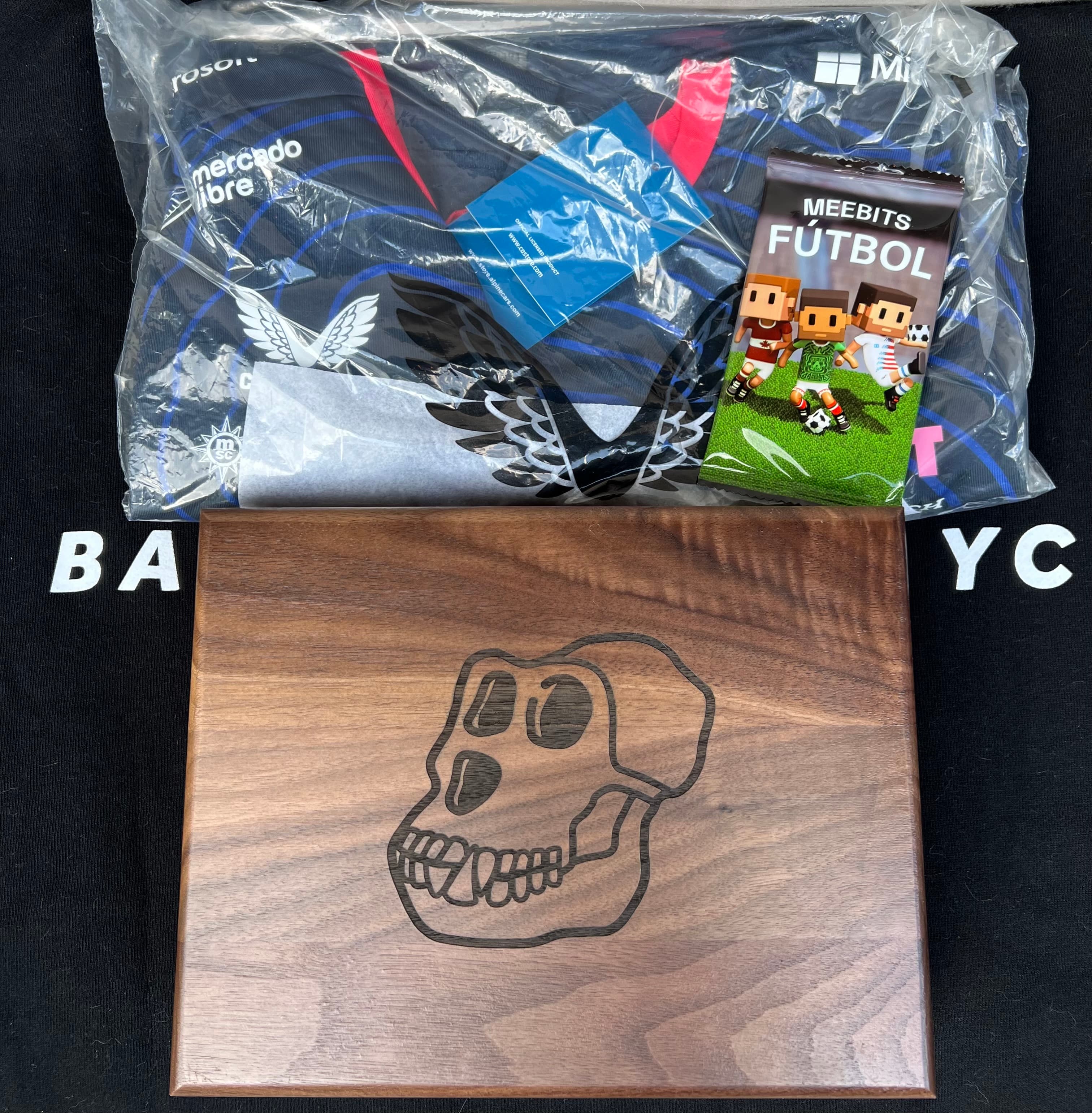 BAYC 5 YEAR ANNIVERSARY COLLECTORS CIGAR BOX w/ APECHAIN JERSEY and MEEBITS CARD PACK